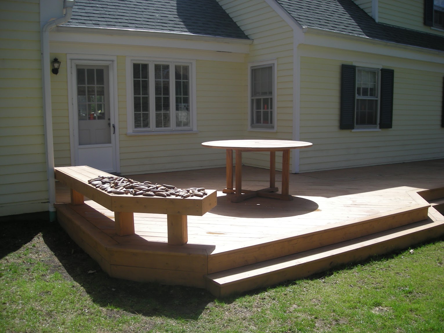 Fairfield deck with broad steps, open floor space, and built-in bench seating